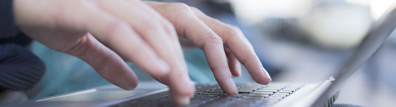 Un recruteur pianote sur son pc portable