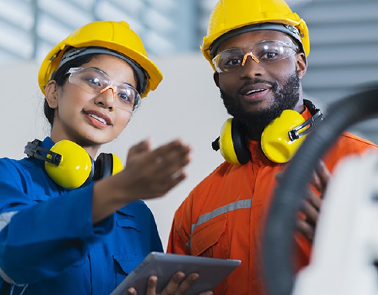 industrie-intersud.jpg Un ouvrier au travail